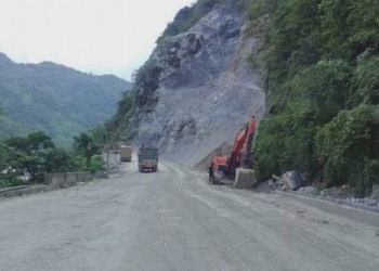नारायणगढ–मुग्लिनको धसिएको सडक बनेन