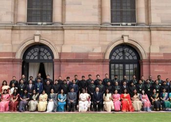 आईआईएस अधिकारियों फेक न्यूज से निपटें : मुर्मू