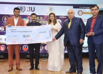 पत्रकार आलोक को आईआईयू ने किया सम्मानित