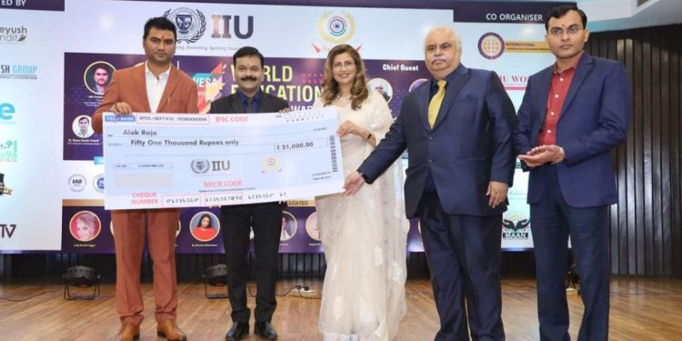 पत्रकार आलोक को आईआईयू ने किया सम्मानित