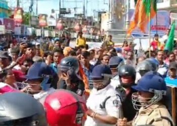 A delegation of 22 doctors are entering Lalbazar after removing the No-Foot Gate