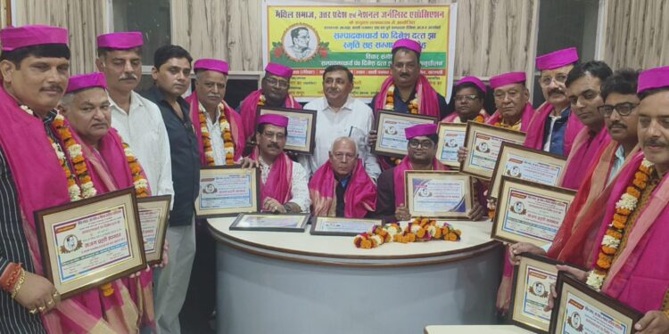 Journalists were honored with Sajag Prahari awards at the Pt. Dinesh Dutt Jha Memorial Ceremony