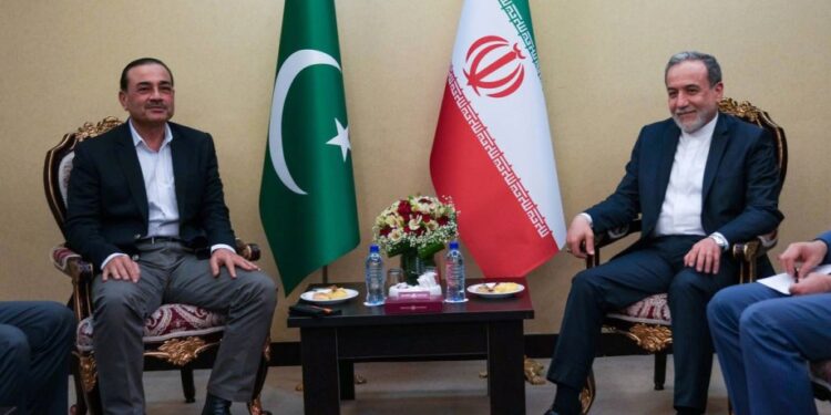 Pakistan Army Chief Meets Iran FM in Tehran to Push U.S.–Iran Talks