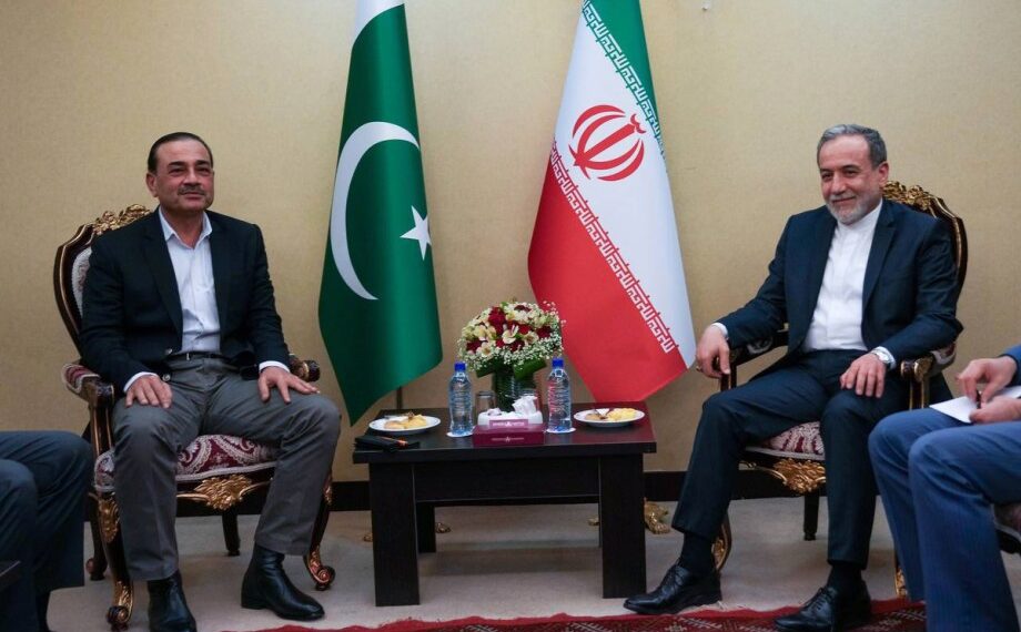 Pakistan Army Chief Meets Iran FM in Tehran to Push U.S.–Iran Talks